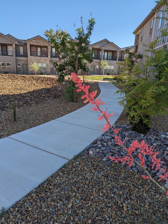 Building Photo - Azalea Townhome Poolside Living 3 Bed 2.5 Bath Smart Home - Looking for 2 Female Roommates