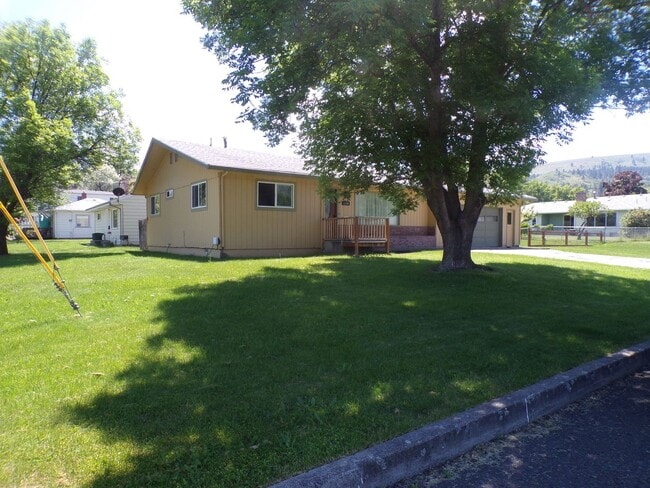 Building Photo - 1108 E Ave