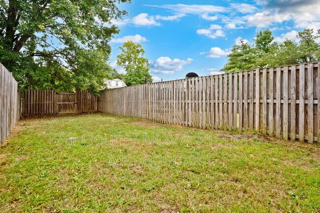 Building Photo - 17 Heather Ln