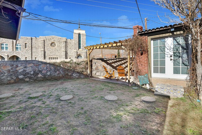 Building Photo - 2901 Grant Ave