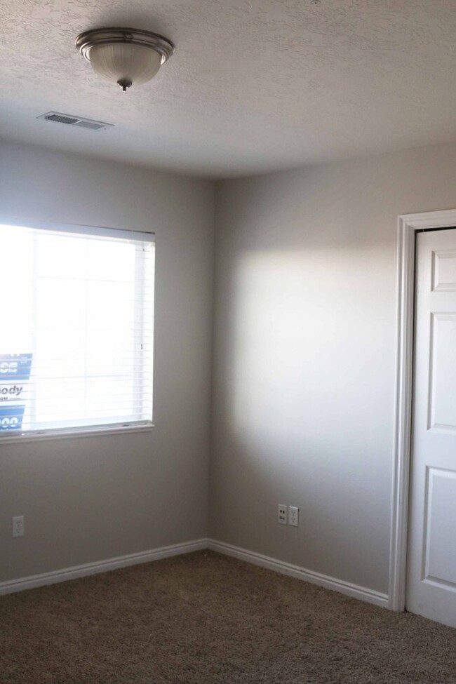 Building Photo - Top Level Westbury Condo for Rent!