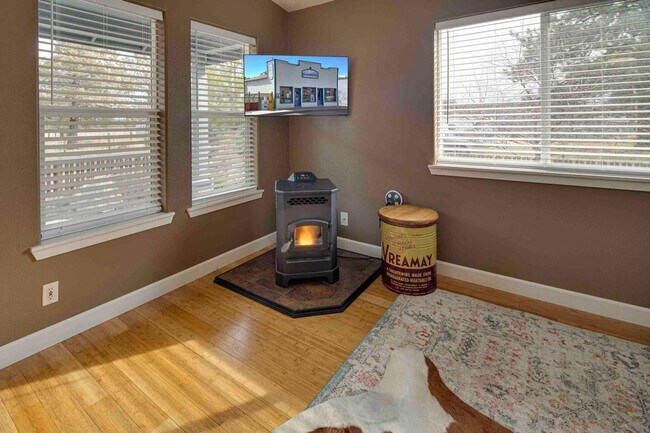 Building Photo - Single Level Duplex with Great Flow and Fi...