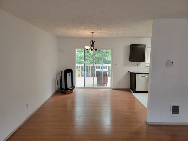 Building Photo - 4-Bedroom 2 Full Bath Home In The Valley -...