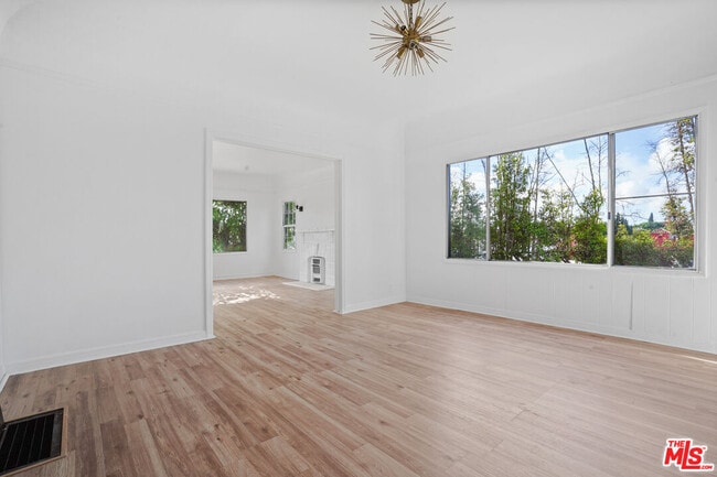 Building Photo - 1091 S Mansfield Ave