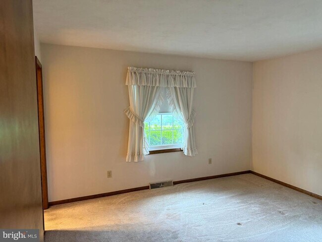 Building Photo - 5293 Roller Rd