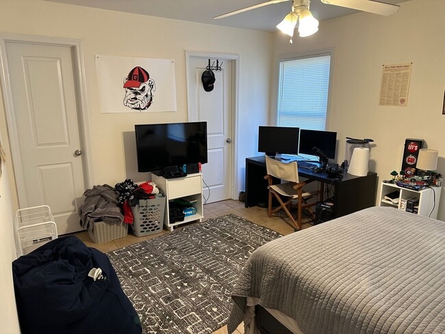 Building Photo - Five Bedroom Near Downtown Available for P...