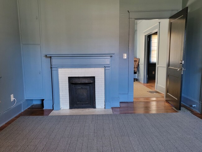Building Photo - 10ft Ceilings - Chandeliers - Linen Gold S...