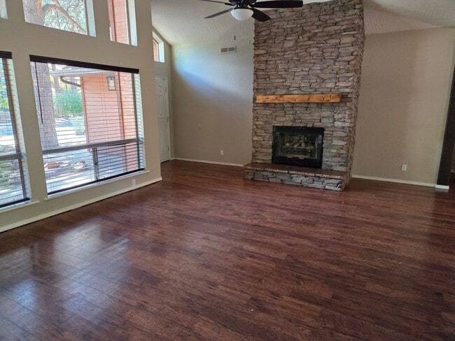 Building Photo - *LEASE PENDING Move-In Ready! Bright & Air...