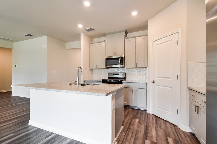 Building Photo - 5854 Un Grv Dr