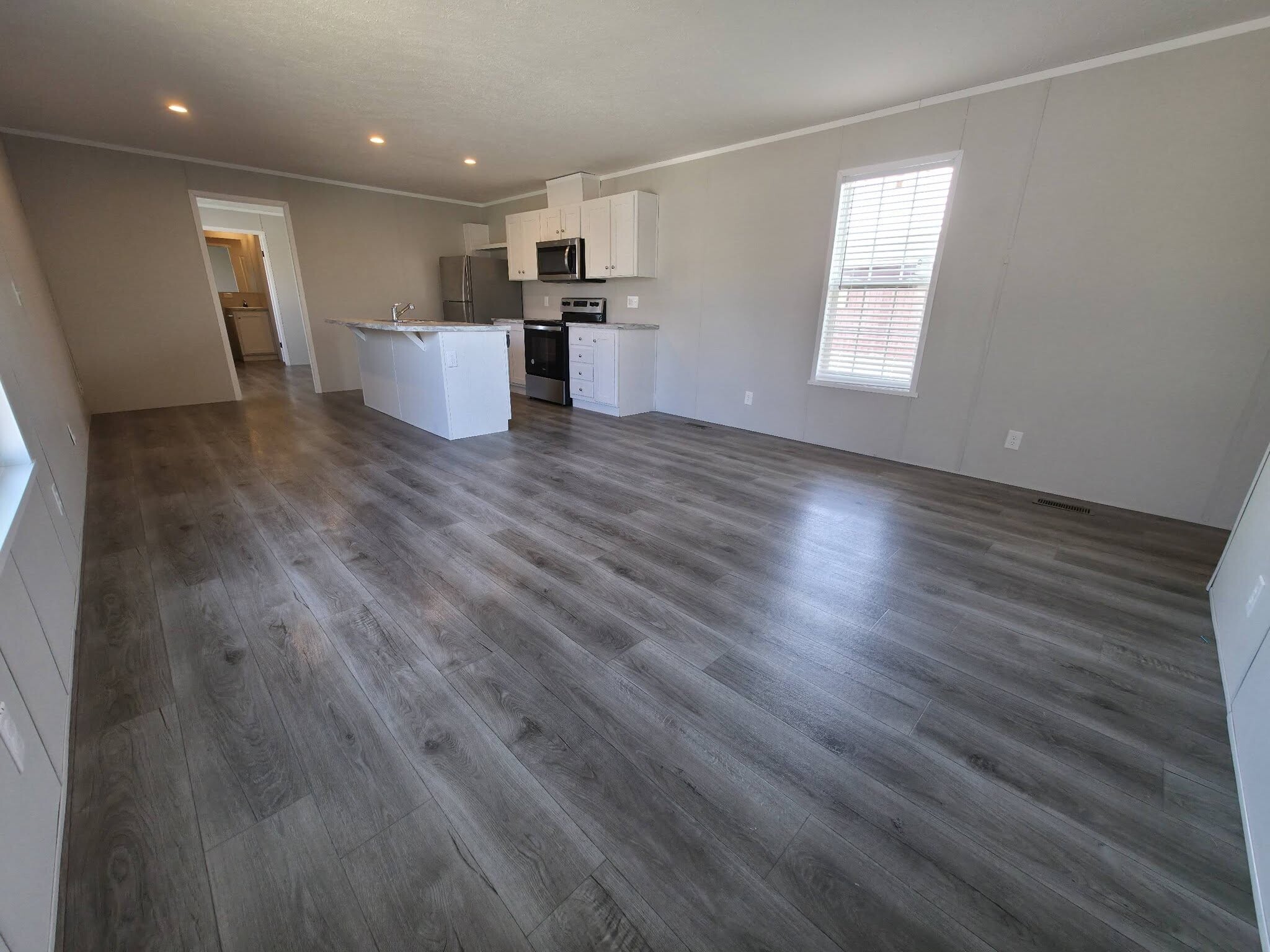 Building Photo - 1404 W Commodore Blvd