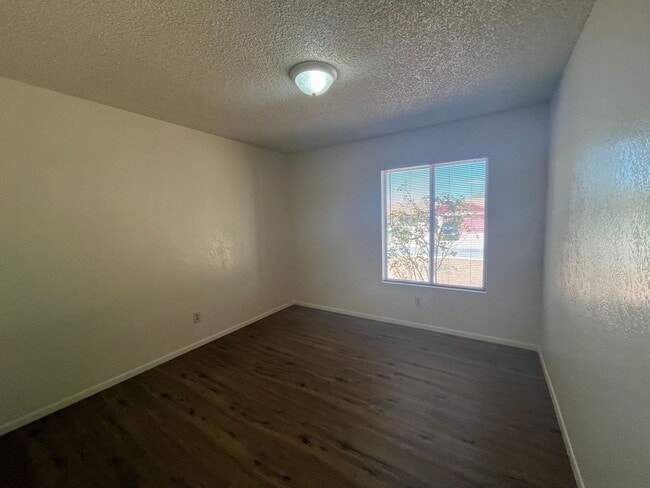 Building Photo - Spacious 3 bedroom with den.