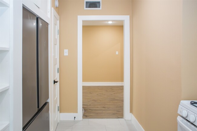 Building Photo - 2301 Albans Rd