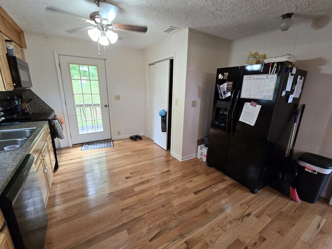 Building Photo - Open Space Upper Unit in Crumpler NC