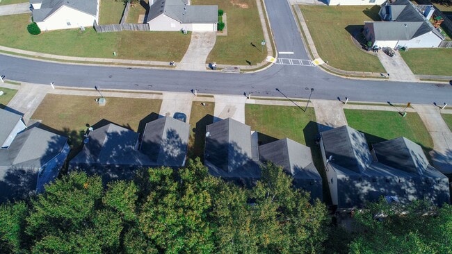 Building Photo - BEAUTIFUL 3 BEDROOM / 2 BATH HOME WITH PRIVACY FENCE!