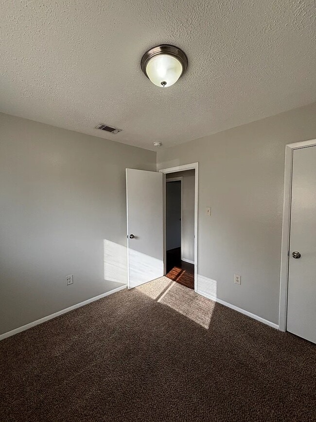 Building Photo - 1220 Twin Lakes Dr