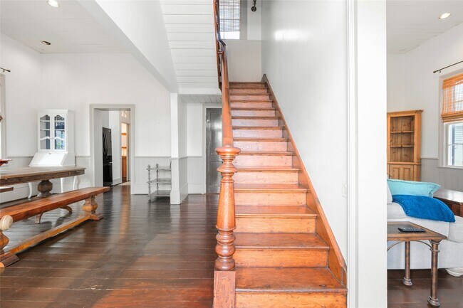 Building Photo - 614 16th St