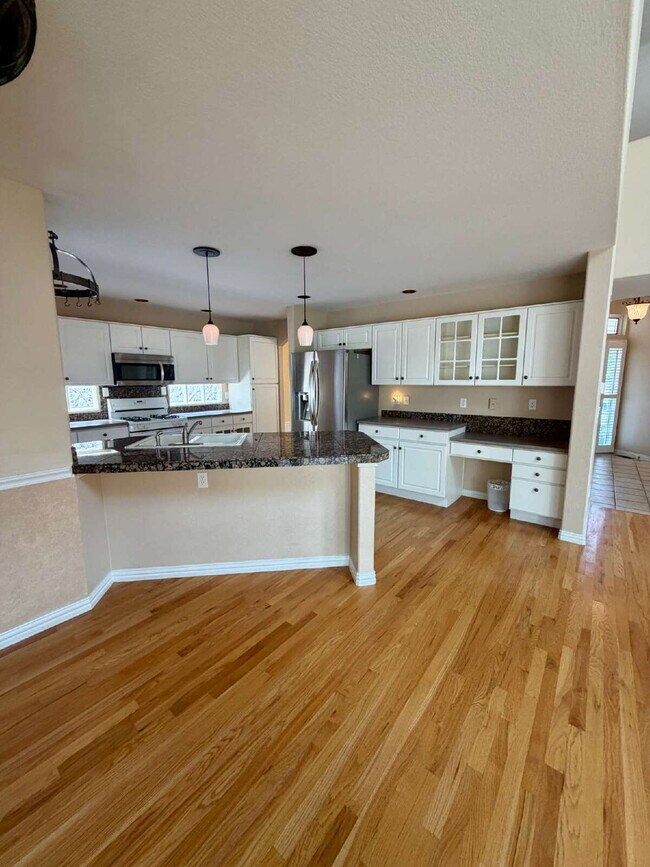 Building Photo - Don’t Miss out on this 4-bedroom 3 bath home in the gated Lighthouse Villas Community.
