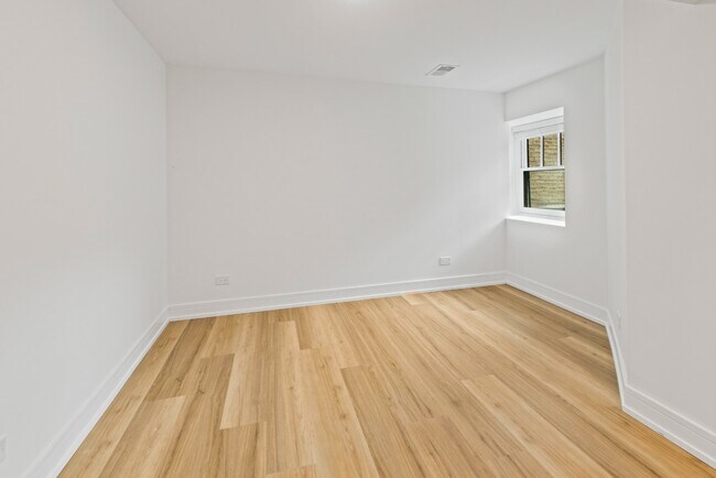 Building Photo - Renovated 3 bed in Logan Square - Now Leasing! (Garden Unit)