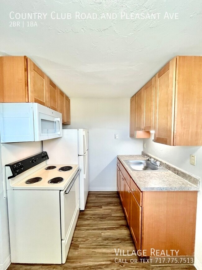 Building Photo - 615 Country Club Rd