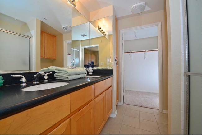 Building Photo - Fantastic Penthouse Unit Downtown Marina D...