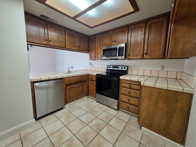 Building Photo - 3 bedroom condo w/2 car garage!
