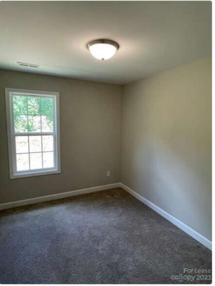 Building Photo - 562 Kirk St