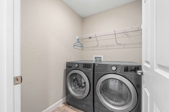 Building Photo - 3BR, 2BA Available Now with Fenced Yard and New Floors, North Marion Oaks