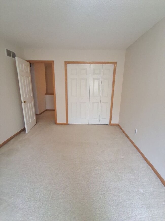 Building Photo - Open House 11/6/25 5-6pm! Lovely 2 Bedroom...