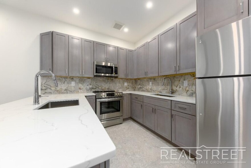 Building Photo - Stunning Brand New 3 Bed 2 Bath in Crown Heights Brownstone!
