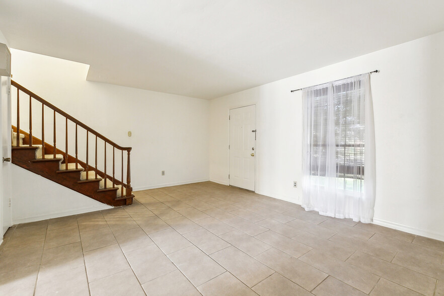 Building Photo - 2118 Edenborn Ave