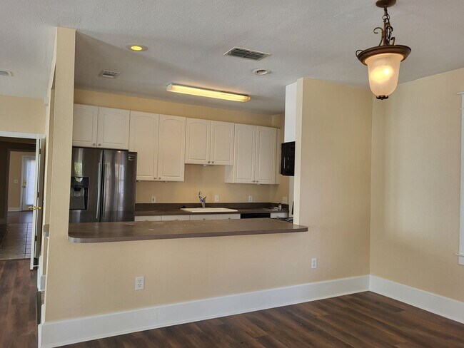 Building Photo - Downtown Rental