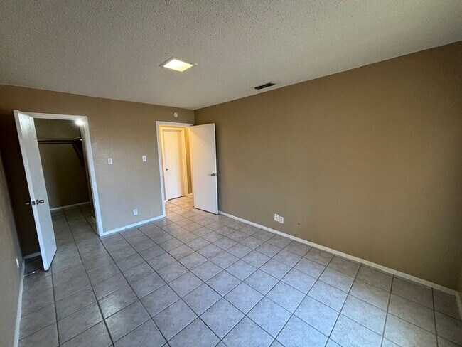 Building Photo - 1 bed 1 bath duplex unit