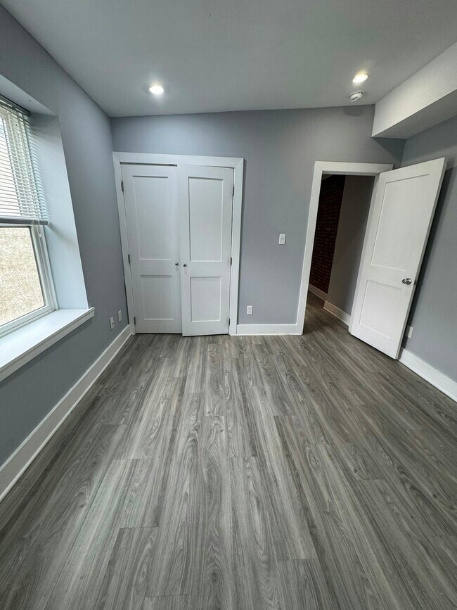 Building Photo - 1522 N Willington, Unit 2