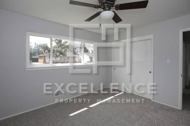 Building Photo - 2/1 Duplex with Step Down Office, 1 Car Ga...