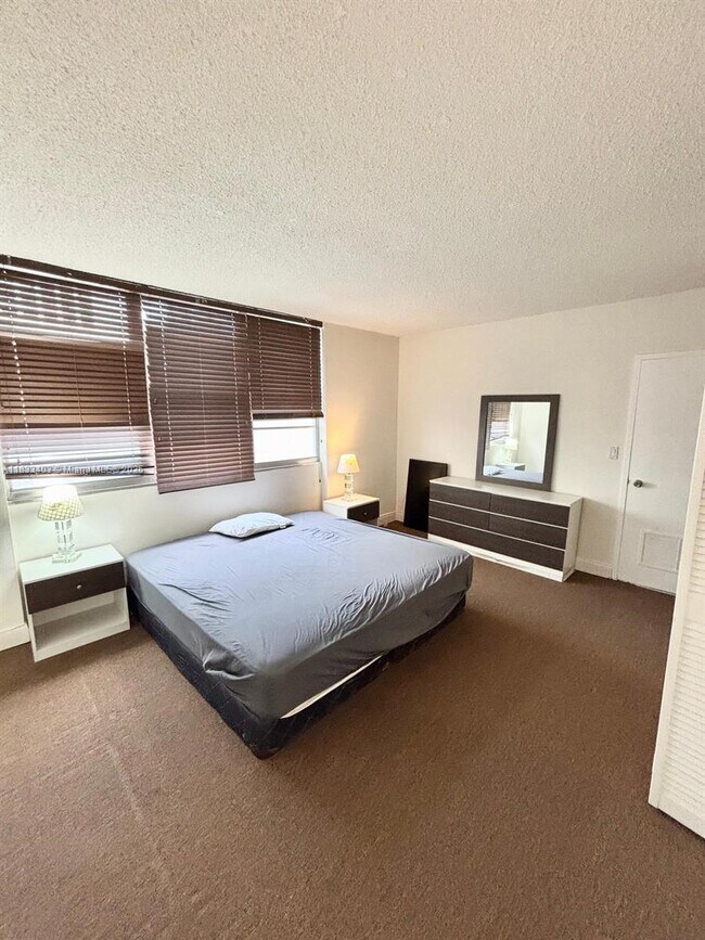 Building Photo - 801 Brickell Bay Dr