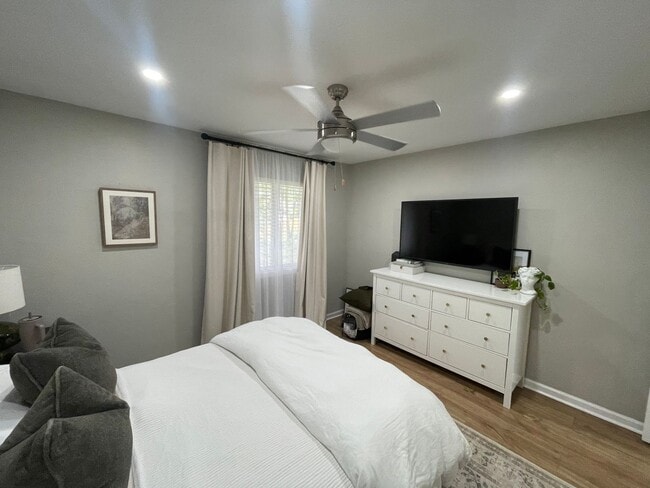 Building Photo - Completely renovated 2/1 on Golf Course!