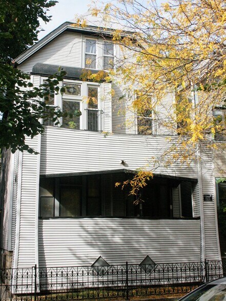 Building Photo - 3250 N Lakewood Ave