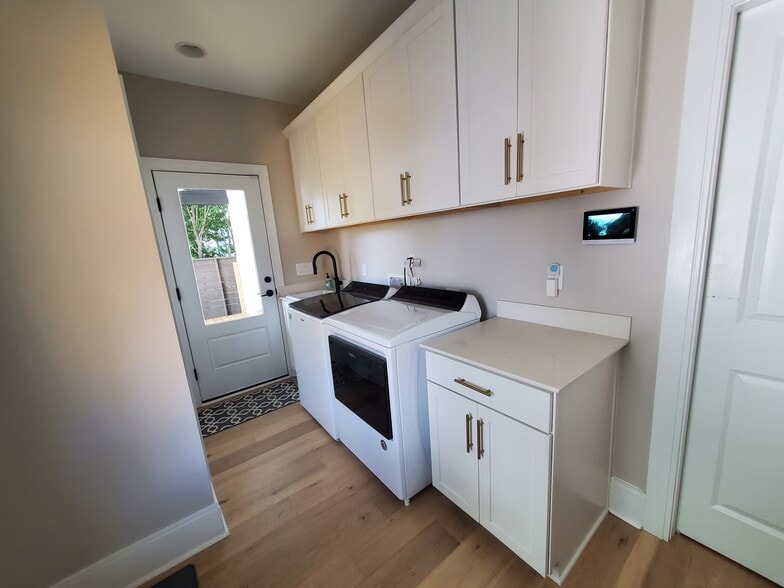 Laundry / Mud Room provides even more storage and additional sink. Washer and gas dryer included!! - 1021 Cheatham Pl