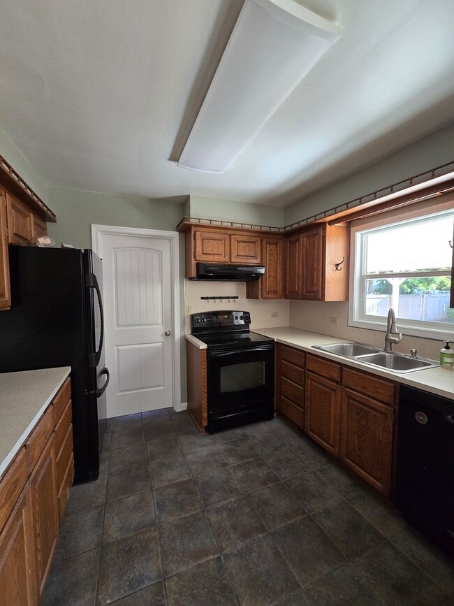 Building Photo - Pet Friendly Single Level 3 Bed 2 Bath Hom...