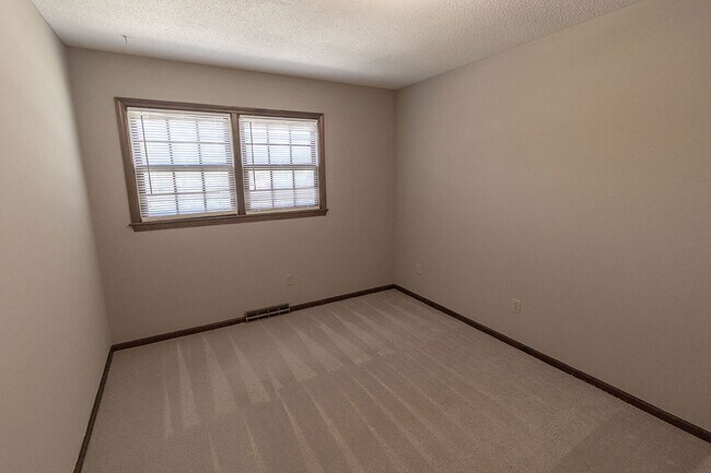 Building Photo - 306 W Briarwood Ln