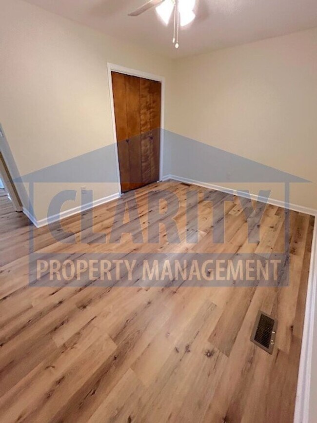 Building Photo - Two bedroom townhome with fenced in backyard!