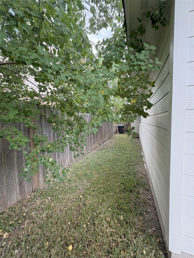 Building Photo - 2230 Laurel Oaks Dr