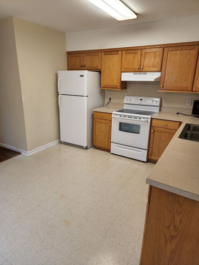 Building Photo - Spacious 2 Story home in Town - Apply Now ...