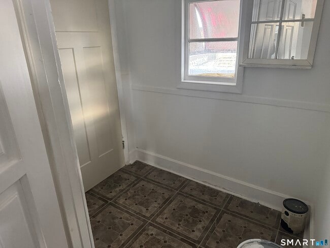 Building Photo - 47 Pershing Dr