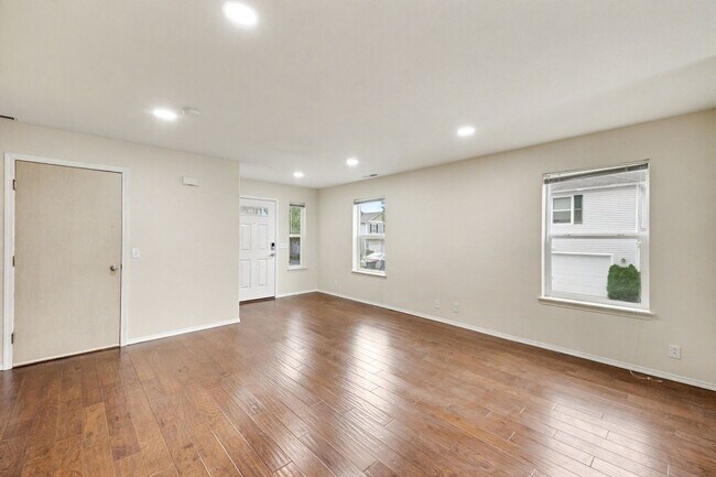 Building Photo - 4 bed 2.5 bath available now in Bothell