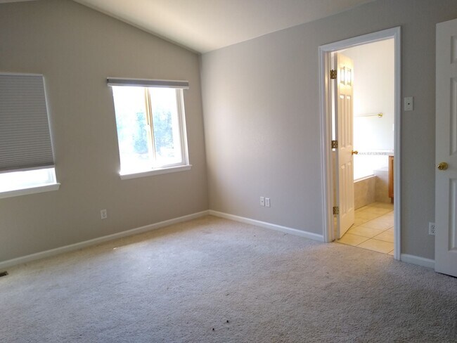 Building Photo - Fabulous Townhome Near Cherry Creek State ...