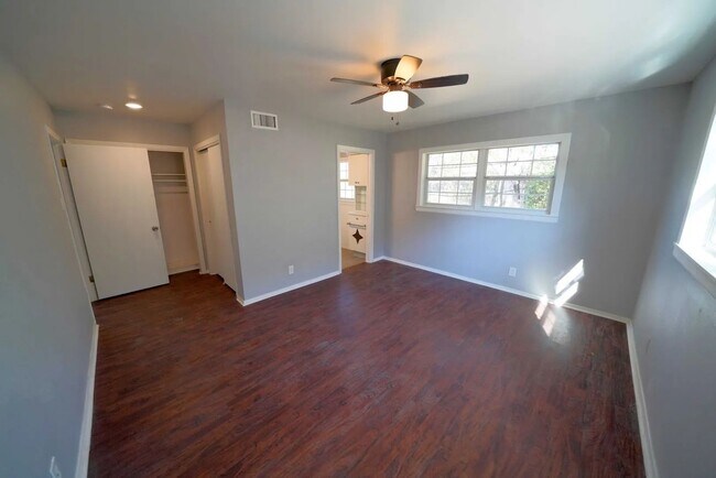 Building Photo - 323 Stockton Dr