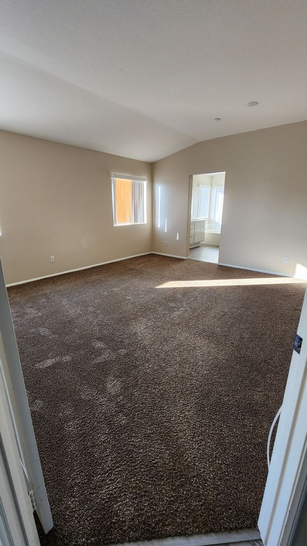 Building Photo - MOVE IN READY!!