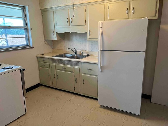 kitchen - 705 Broadway Blvd