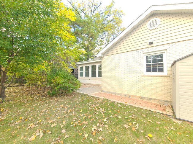 Building Photo - 1206 Lynn Terrace